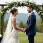 Jeune couple échangeant des vœux en extérieur lors d'un mariage